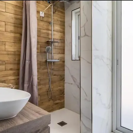 Penthouse In St Julians شقة *